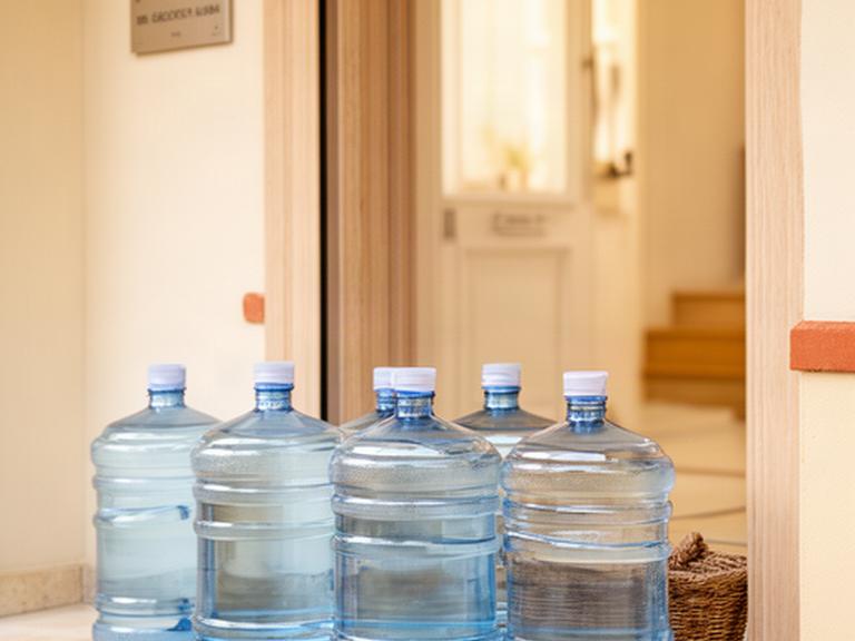Botellones de agua junto a la puerta de una vivienda luminosa en San Sebastián